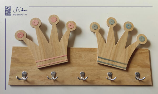 Παιδική ξύλινη κρεμάστρα με κορόνες