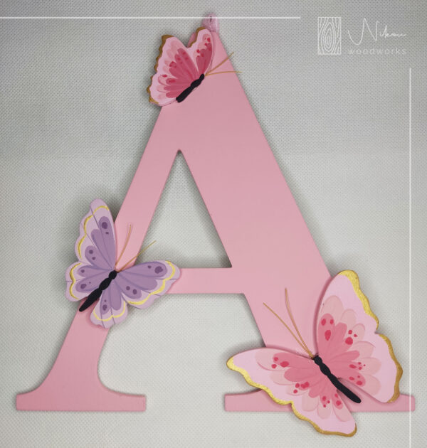 Διακοσμητικό ξύλινο μονόγραμμα με πεταλούδες