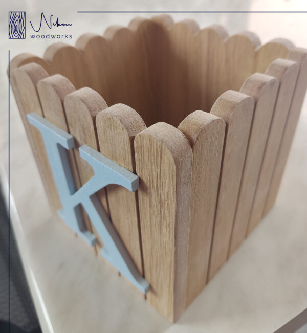 Ξύλινη μολυβοθήκη με μονόγραμμα