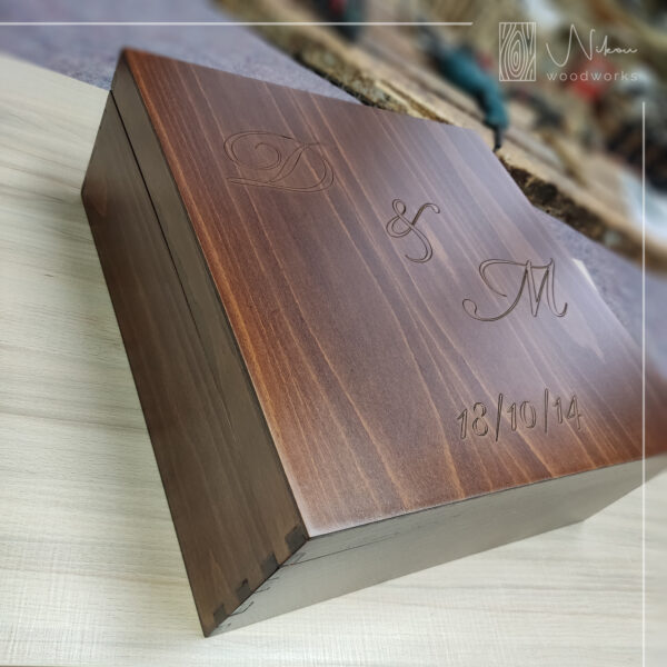 Ξύλινο κουτί για το άλμπουμ και τα αναμνηστικά γάμου