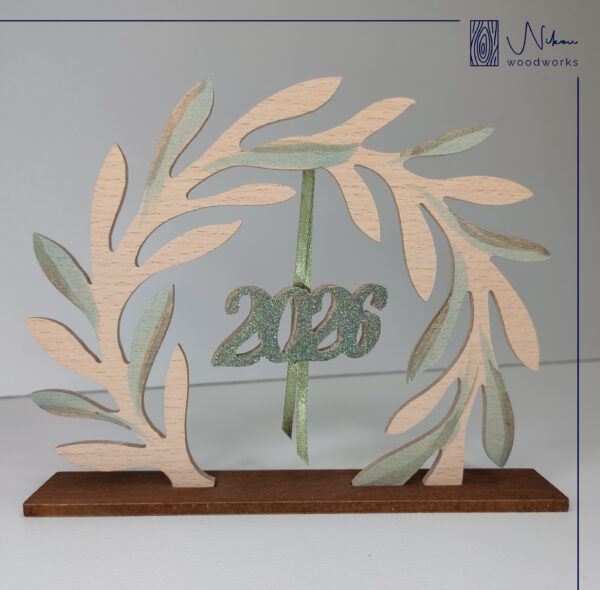 Ξύλινο γούρι 2026 επιτραπέζιο στεφάνι Ελιάς